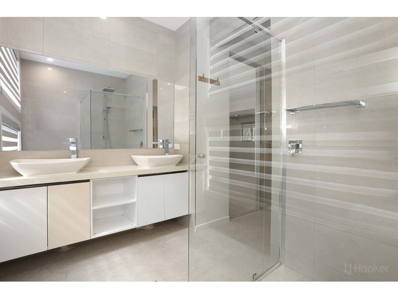 2/20 Nevenia Street, Labrador QLD 4215