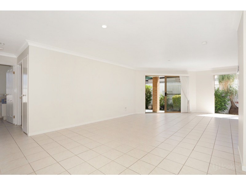 2/51 Errol Avenue, Paradise Point QLD 4216