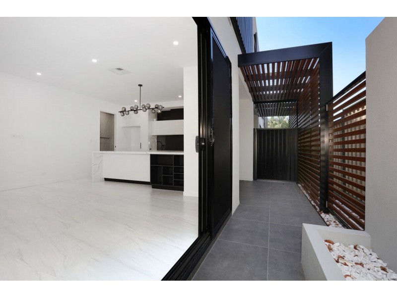 1/451 Pine Ridge Road, Runaway Bay QLD 4216