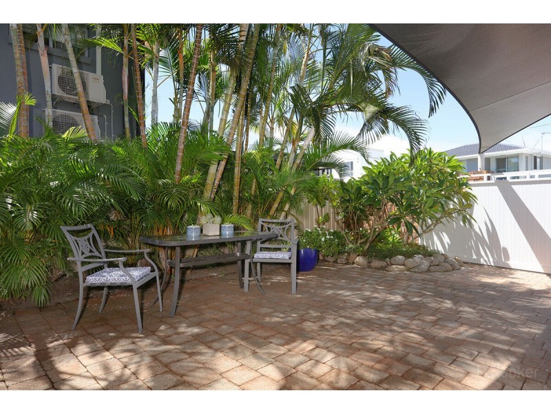 2/5 Cassia Street, Runaway Bay QLD 4216