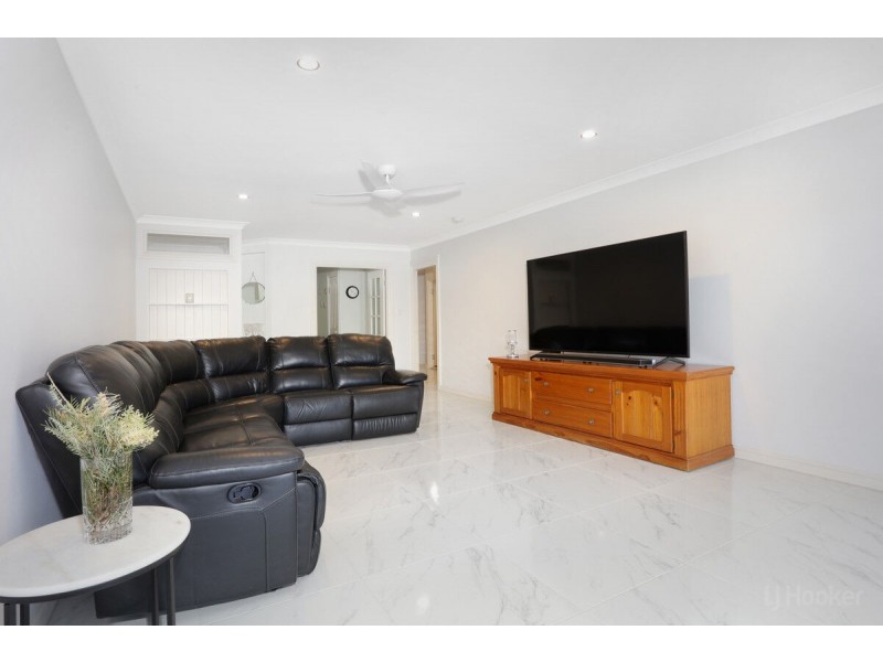 4 Vaggelas Crescent, Biggera Waters QLD 4216