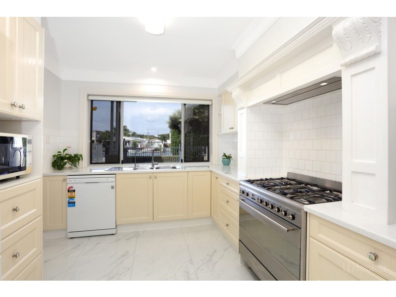 4 Vaggelas Crescent, Biggera Waters QLD 4216