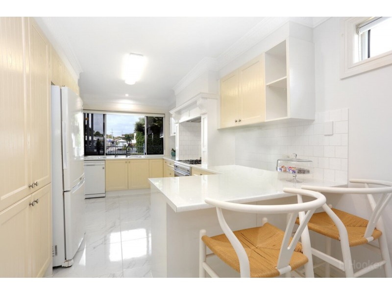 4 Vaggelas Crescent, Biggera Waters QLD 4216