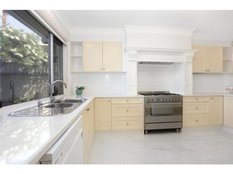 4 Vaggelas Crescent, Biggera Waters QLD 4216