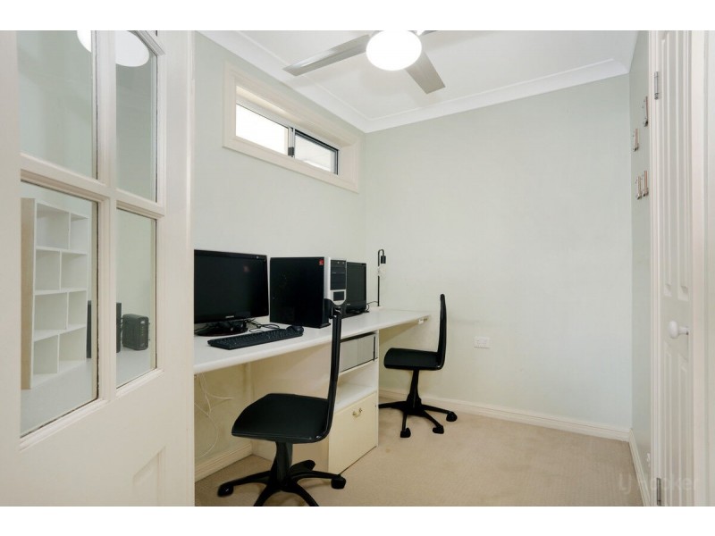 4 Vaggelas Crescent, Biggera Waters QLD 4216