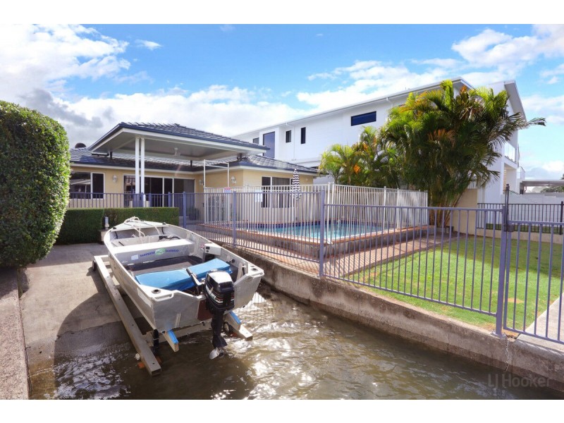 4 Vaggelas Crescent, Biggera Waters QLD 4216