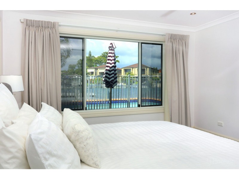 4 Vaggelas Crescent, Biggera Waters QLD 4216