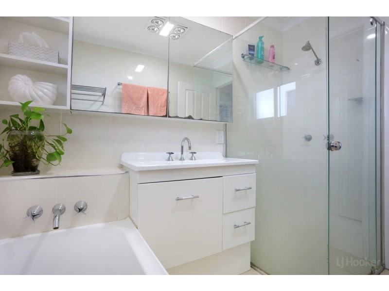 4 Vaggelas Crescent, Biggera Waters QLD 4216