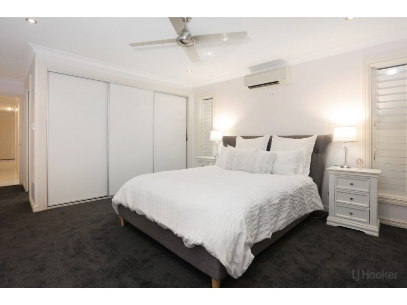 4 Vaggelas Crescent, Biggera Waters QLD 4216