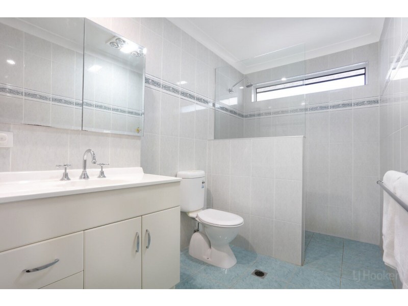 4 Vaggelas Crescent, Biggera Waters QLD 4216