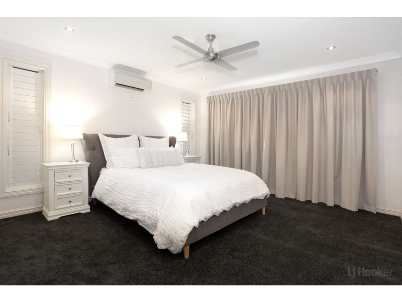 4 Vaggelas Crescent, Biggera Waters QLD 4216