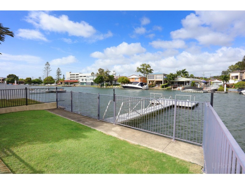 4 Vaggelas Crescent, Biggera Waters QLD 4216
