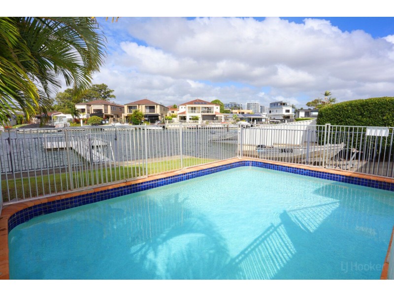 4 Vaggelas Crescent, Biggera Waters QLD 4216