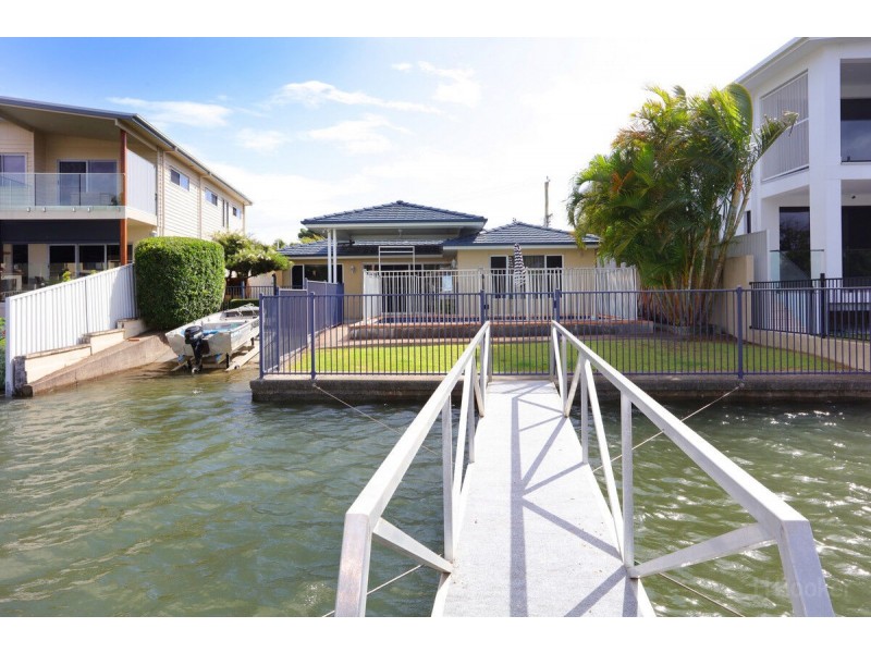 4 Vaggelas Crescent, Biggera Waters QLD 4216