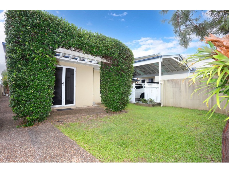 4 Vaggelas Crescent, Biggera Waters QLD 4216