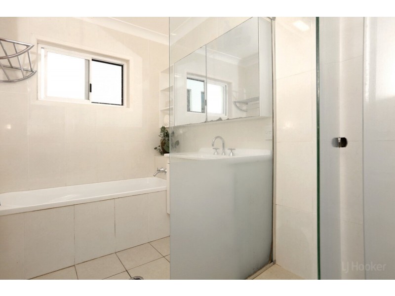 4 Vaggelas Crescent, Biggera Waters QLD 4216