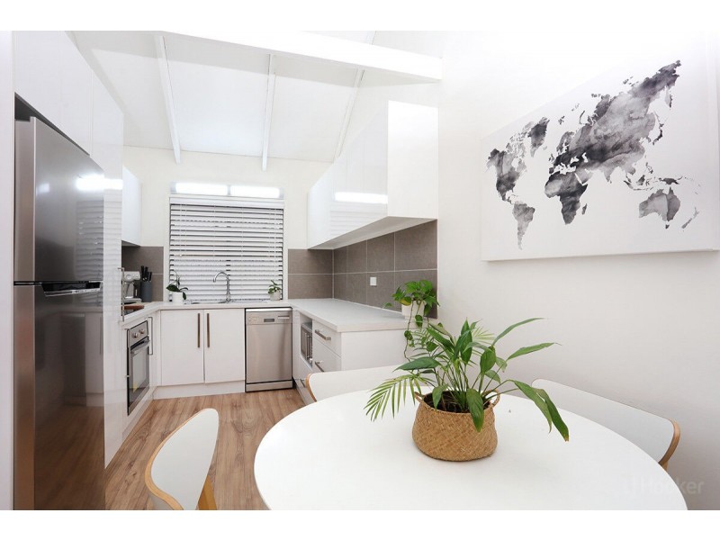 2/20 Eurimbula Court, Paradise Point QLD 4216