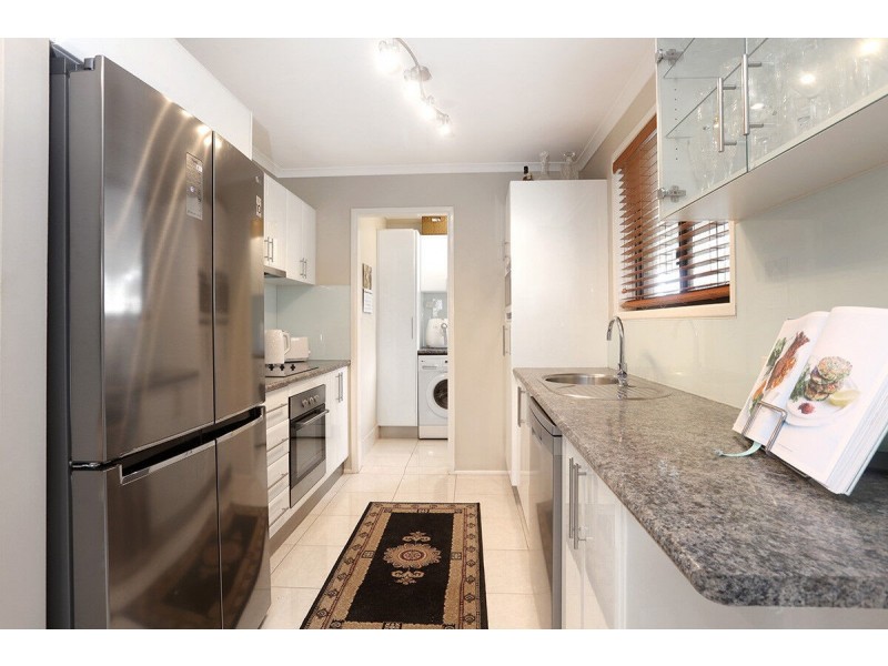 2/11 Eurimbula Court, Paradise Point QLD 4216