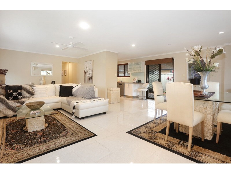 2/11 Eurimbula Court, Paradise Point QLD 4216