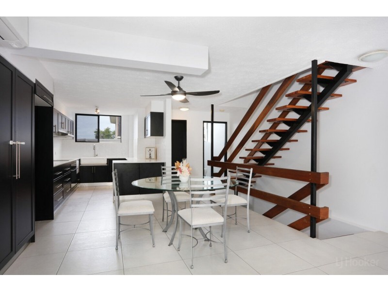 10/2 T E Peters Drive, Broadbeach Waters QLD 4218