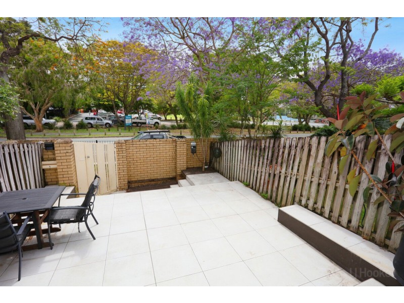 10/2 T E Peters Drive, Broadbeach Waters QLD 4218