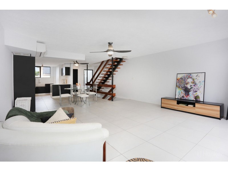 10/2 T E Peters Drive, Broadbeach Waters QLD 4218