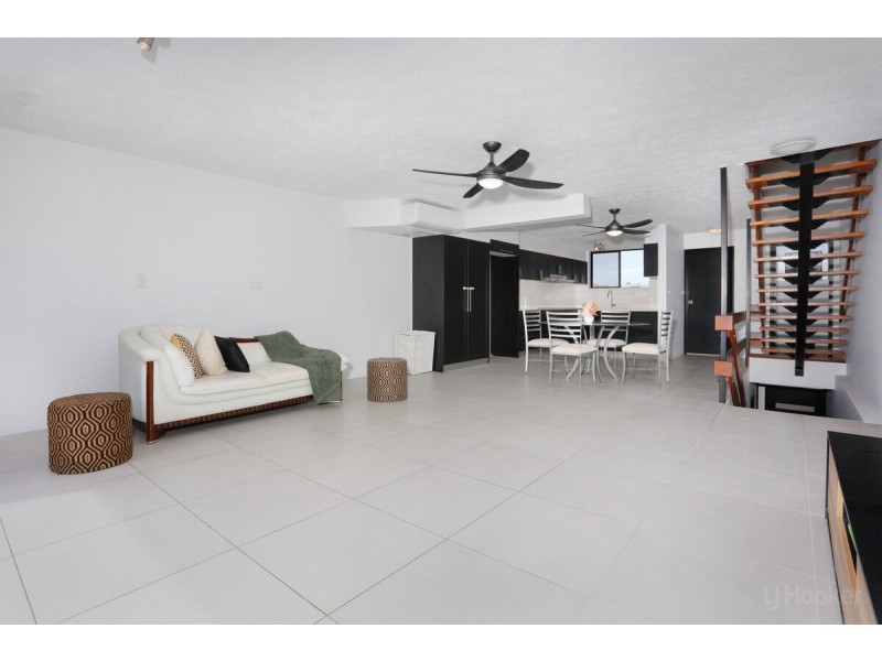 10/2 T E Peters Drive, Broadbeach Waters QLD 4218