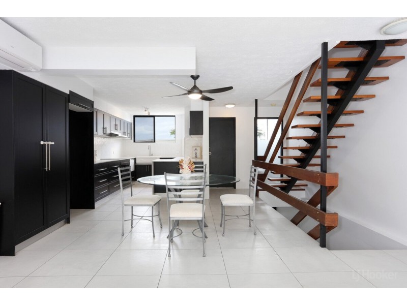 10/2 T E Peters Drive, Broadbeach Waters QLD 4218