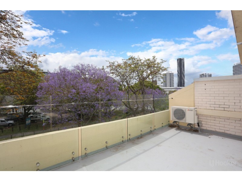 10/2 T E Peters Drive, Broadbeach Waters QLD 4218