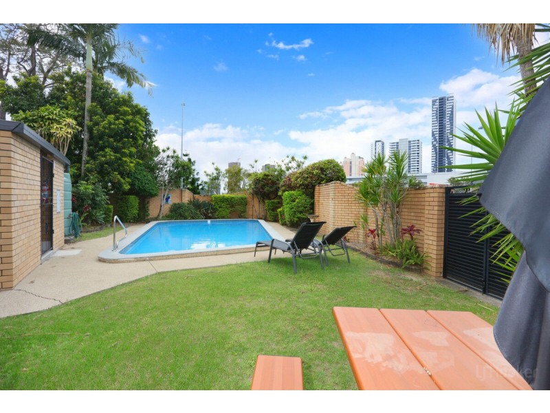10/2 T E Peters Drive, Broadbeach Waters QLD 4218
