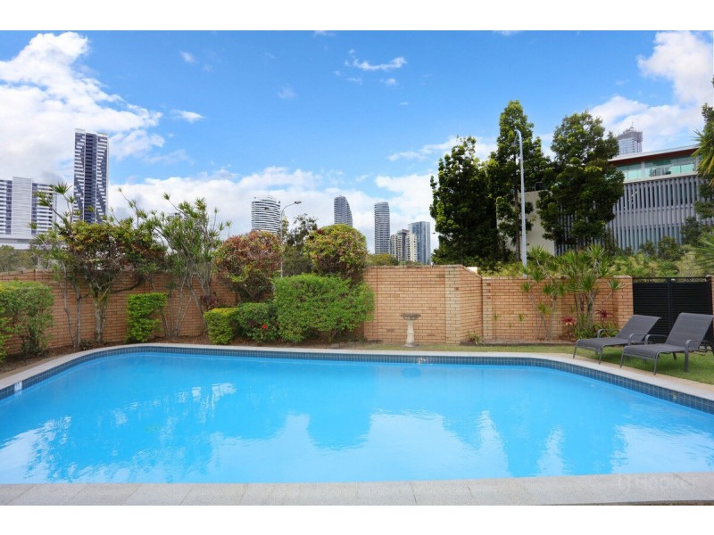 10/2 T E Peters Drive, Broadbeach Waters QLD 4218