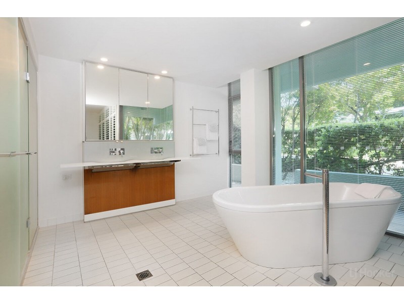 6101/2 Ephraim Island, Paradise Point QLD 4216