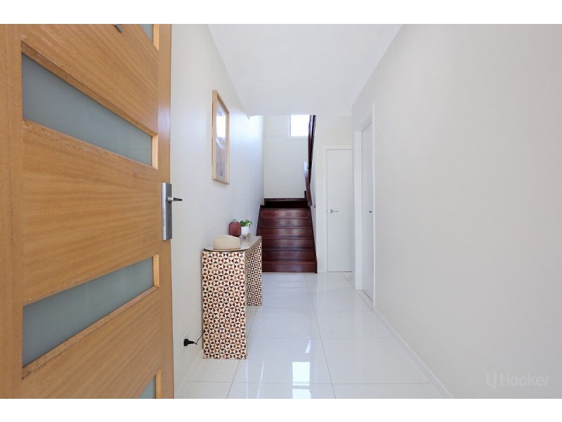 2/43 Harley Street, Labrador QLD 4215