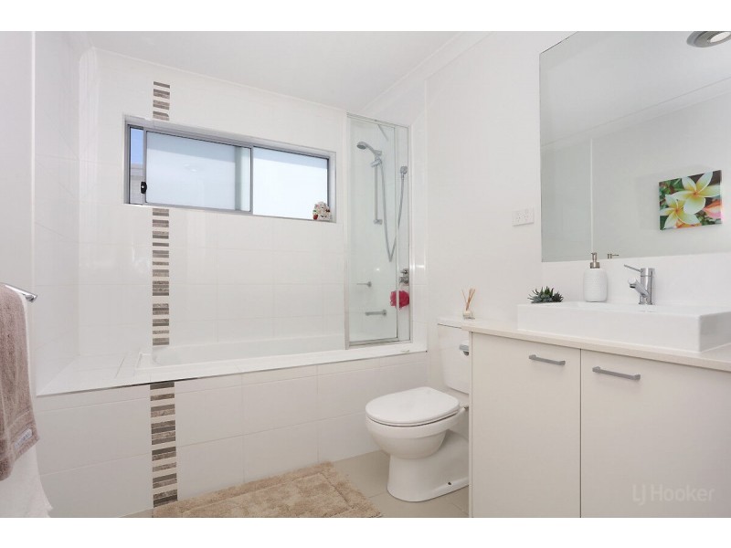 35 Azure Way, Hope Island QLD 4212