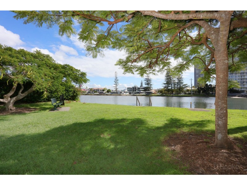 2/1 Vernia Place, Biggera Waters QLD 4216