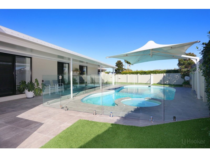 3 Seabreeze Street, Paradise Point QLD 4216