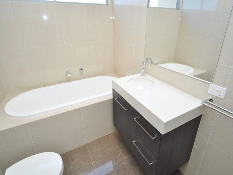 2/13 Nankeen Avenue, Paradise Point QLD 4216