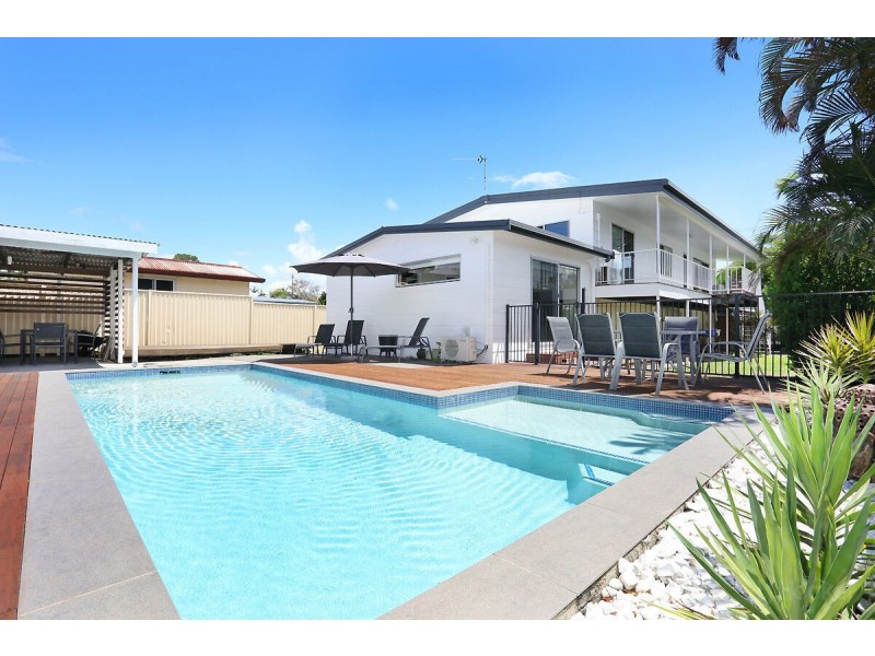 8 Plover Avenue, Paradise Point QLD 4216