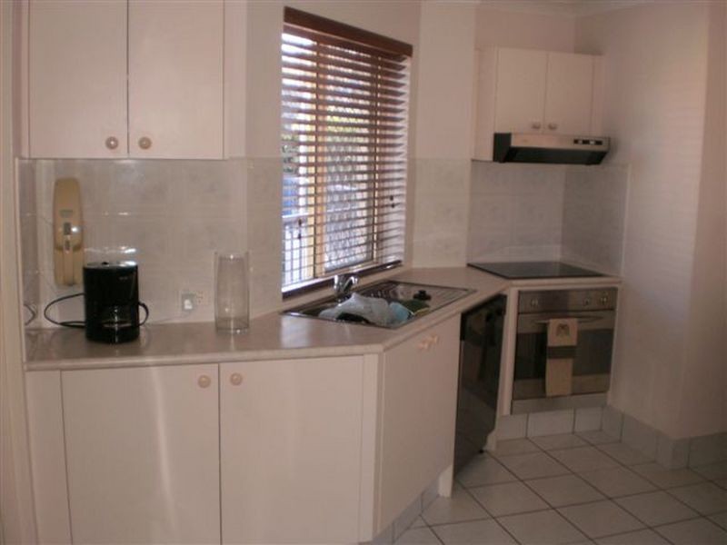 4/9 Errol Avenue, Paradise Point QLD 4216