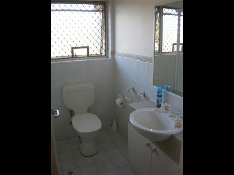 4/9 Errol Avenue, Paradise Point QLD 4216