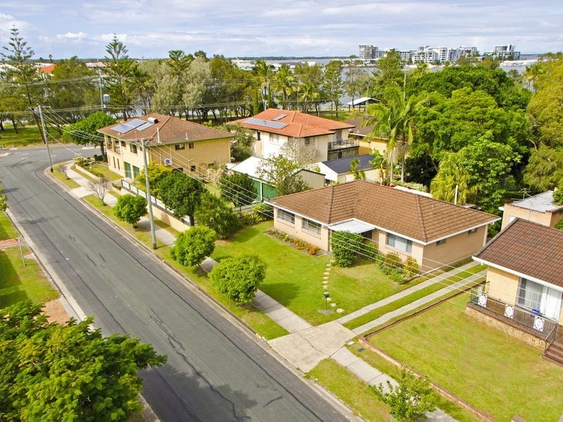 4 Drake Avenue, Paradise Point QLD 4216