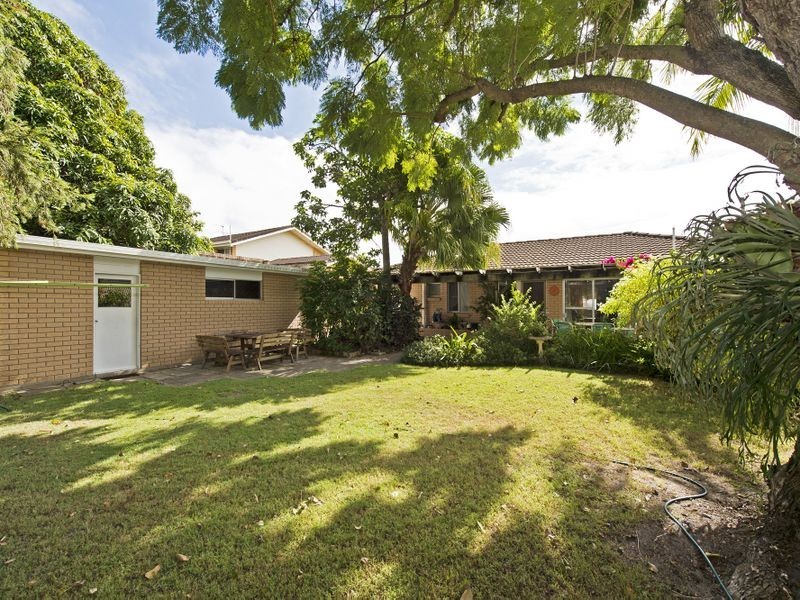 4 Drake Avenue, Paradise Point QLD 4216