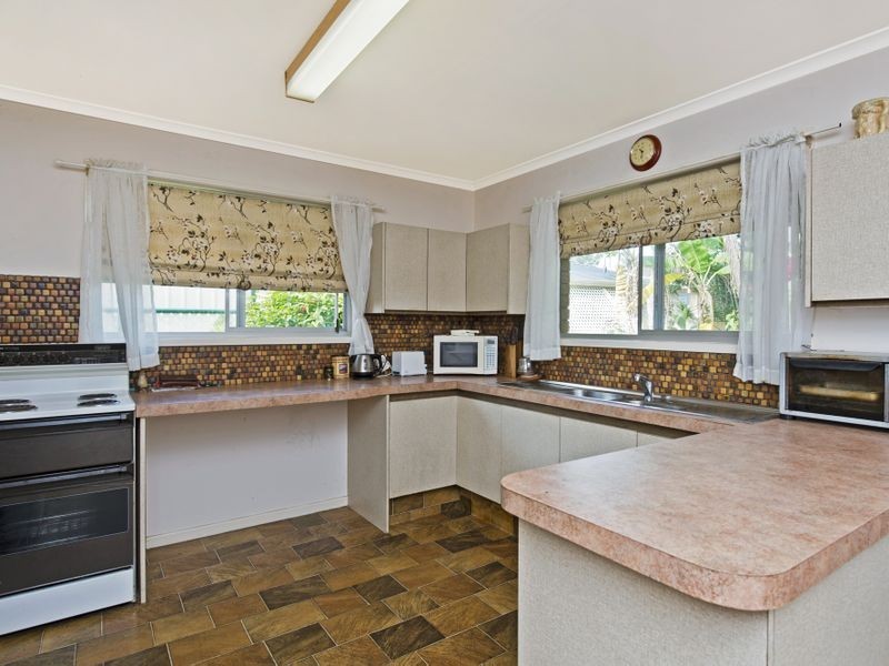 4 Drake Avenue, Paradise Point QLD 4216