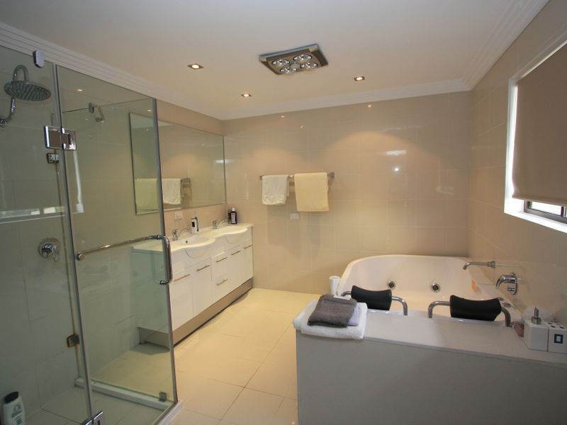 316 Bayview Street, Hollywell QLD 4216