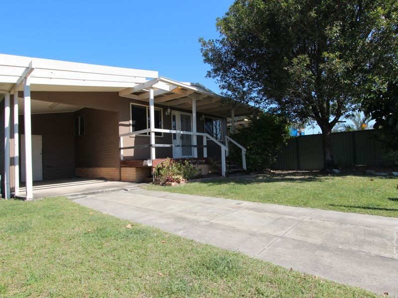8 Nambur Avenue, Runaway Bay QLD 4216