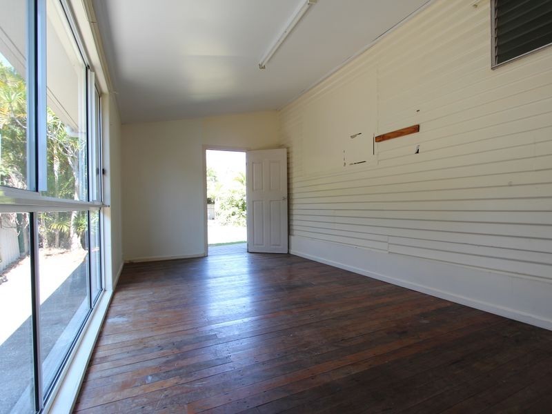 8 Nambur Avenue, Runaway Bay QLD 4216