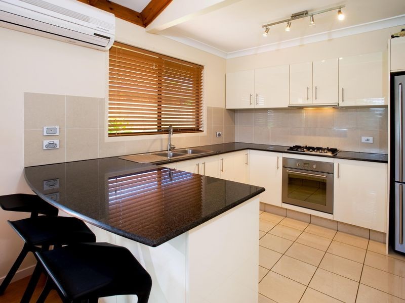 16 Robin Avenue, Paradise Point QLD 4216