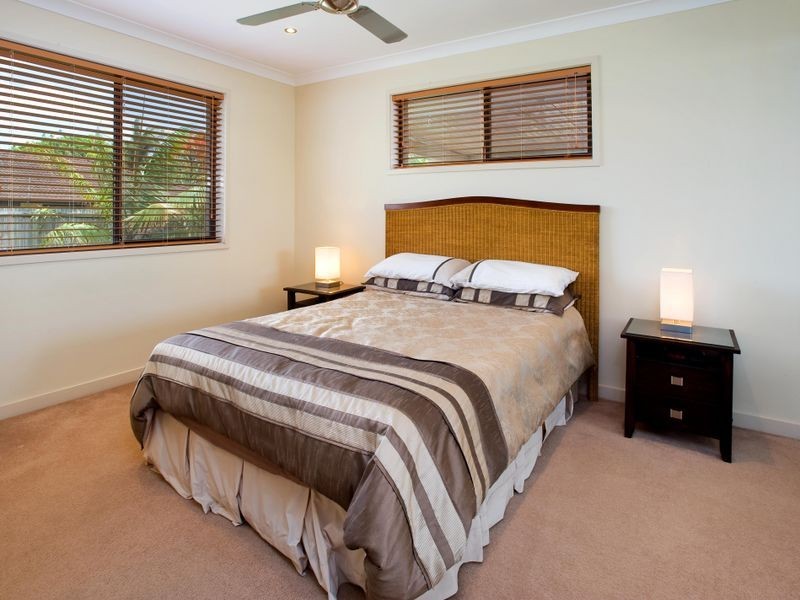 16 Robin Avenue, Paradise Point QLD 4216