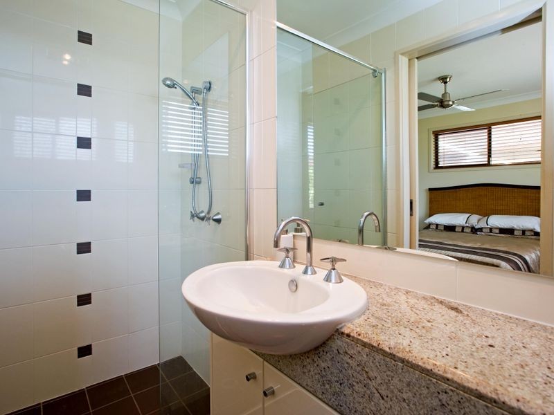 16 Robin Avenue, Paradise Point QLD 4216
