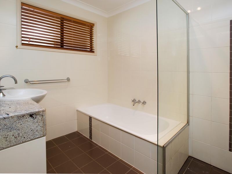 16 Robin Avenue, Paradise Point QLD 4216